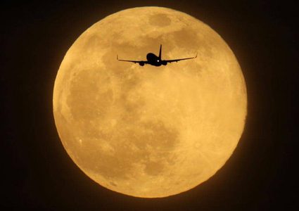 ترامب يطلب تمويلا إضافيا بهدف العودة إلى القمر