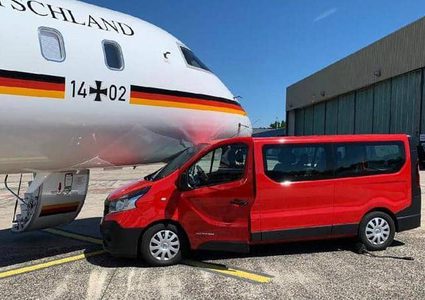 حماس إحدى معجبات "ميركل" يلحق الضرر بطائرتها