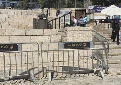 شرطة الاحتلال تغلق منطقة باب العمود بسواتر حديدية