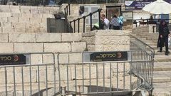 شرطة الاحتلال تغلق منطقة باب العمود بسواتر حديدية