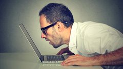 دراسة: التحديق في شاشة الحاسوب يقلل من عدد ومضات العين ويدمرها