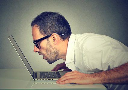 دراسة: التحديق في شاشة الحاسوب يقلل من عدد ومضات العين ويدمرها
