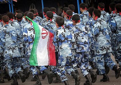 وزير إيراني يتحدث عن 14 مليون تلميذ "جاهزين للقتال"