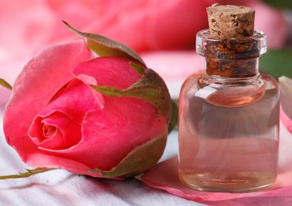 ماء الورد سرٌ من أسرار صفاء البشرة في رمضان