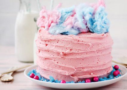 كيكة الطبقات باللون الوردي