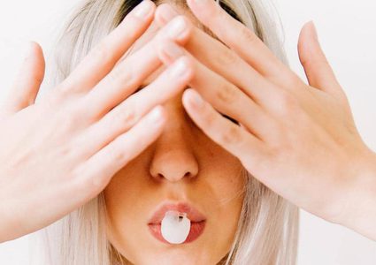 تحذير.. مادة خطيرة في العلكة تسبب السرطان