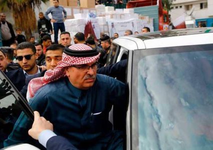 السفير العمادي يغادر غزة عبر حاجز بيت حانون