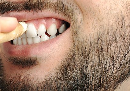 السواك في رمضان.. فوائد لا تتخلى عنها