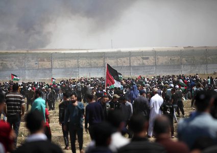 65 اصابة خلال مسيرات العودة ودعوات لجمعة "ماراثون العودة"