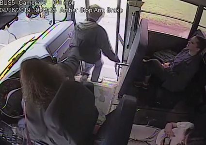 أمريكا.. سائقة حافلة تنقذ شابا من موت محتم !