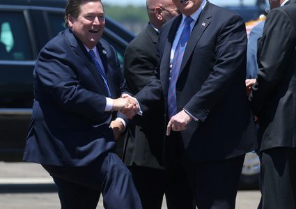 ترامب يبدي إعجابه بصورته على الجوارب