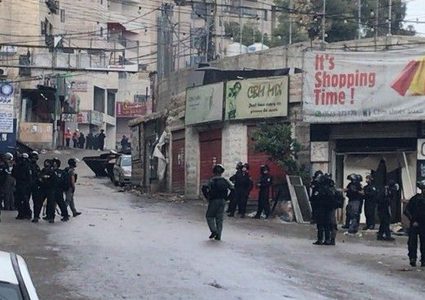 الاحتلال يخطر بهدم مبنى "اللجنة الشعبية" في مخيم شعفاط