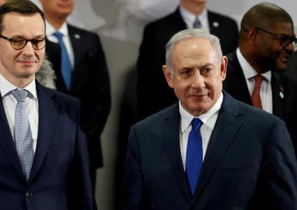 إسرائيلي يبصق على سفير بولندا ويثير أزمة سياسية جديدة