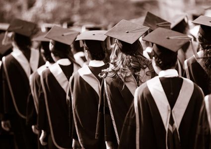 القلق يضرب طلبة الجامعات بسبب مواقع التواصل الاجتماعي والمال!