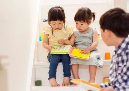 دراسة: الأطفال يتعلمون أفضل من أقرانهم