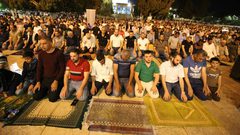 عشرات الآلاف يؤدون "العشاء" و"التراويح" في الأقصى