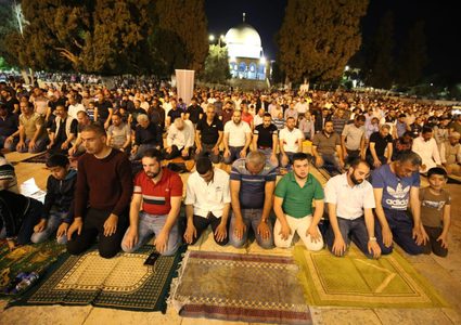 عشرات الآلاف يؤدون "العشاء" و"التراويح" في الأقصى