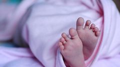 الصدفة تقود راعي أغنام لاكتشاف رضيعة مدفونة حية !