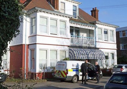 ألقى بوالداته من الشرفة لأنه لا يطيق أن يراها تتألم!!