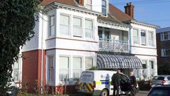 ألقى بوالداته من الشرفة لأنه لا يطيق أن يراها تتألم!!