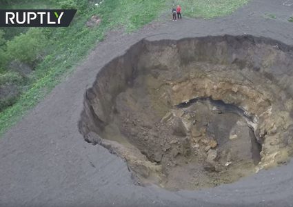 انهيار تربة بعمق بناية من خمس طوابق ومساحة ملعب هوكي!