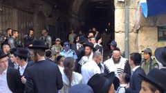 مجموعة من المستوطنين يعتدون على تجار بالقدس القديمة