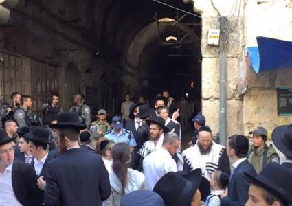 مجموعة من المستوطنين يعتدون على تجار بالقدس القديمة