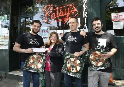 نادل يعيد نصف مليون دولار لزبونة لم تترك له بقشيشًا