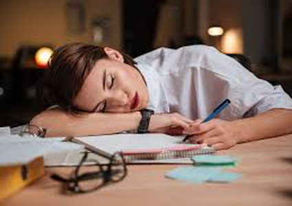 ما سبب الشعور بالتعب المستمر بالرغم من النوم لساعات طويلة؟