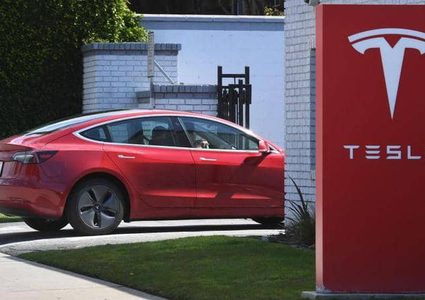 "تسلا" تتحرك بعد حريق سيارتين كهربائيتين