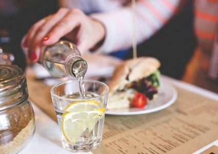 مشروب الماء بالليمون.. فوائد عظيمة لا تخطر على البال