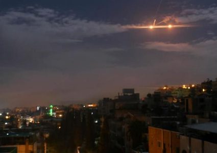 الدفاعات الجوية السورية تتصدى لـ"أجسام مضيئة" وتسقط عددا منها