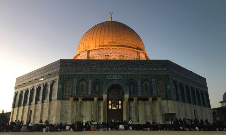 محافظ القدس وشخصيات مقدسية تلتقي وفدا هولنديا في المسجد الاقصى