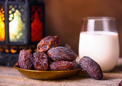 الإفطار على التمر سنة أم واجب؟