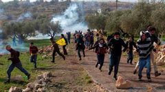 اصابات بالاختناق عقب قمع الاحتلال مسيرة نعلين الاسبوعية