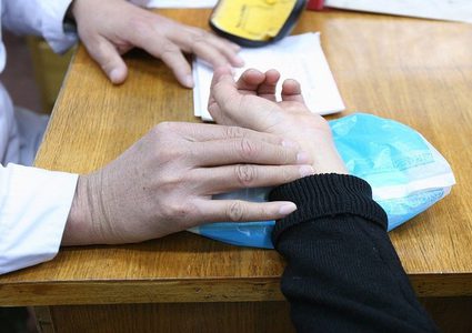 أخصائي إنعاش يكشف عن دقات النبض المثالي