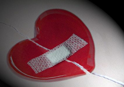 علماء يبتكرون صمغا يسرع في التئام الجروح الداخلية