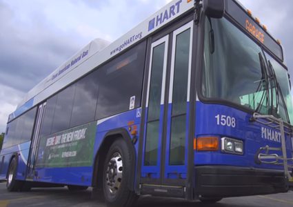 موت رجل مسن بطريقة بشعة إثر دفعه من حافلة! (فيديو)