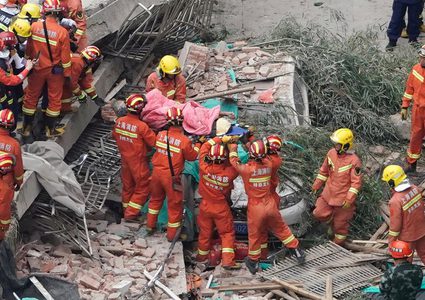 مقتل 10 أشخاص جراء انهيار مركز لبيع سيارات "مرسيديس-بنز" في الصين