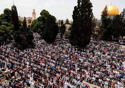 200 ألف مصل يؤدون "الجمعة الثانية" من رمضان في الاقصى