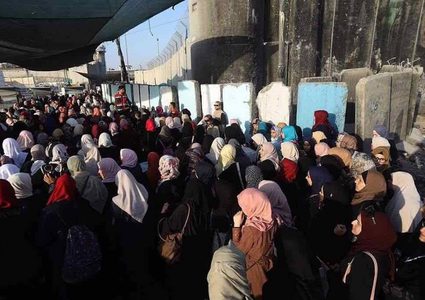 عشرات الالاف يتوافدون إلى الاقصى في الجمعة الثانية من رمضان