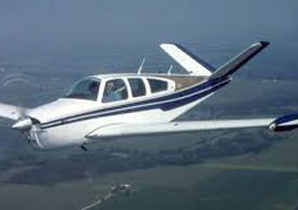 طائرة صغيرة تزاحم السيارات على طريق سريع في فلوريدا