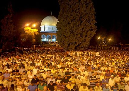 آلاف المواطنين يؤدون الصلوات برحاب "الأقصى"