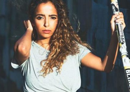 مغنية سعودية تغني سورة الفاتحة وهي ترقص