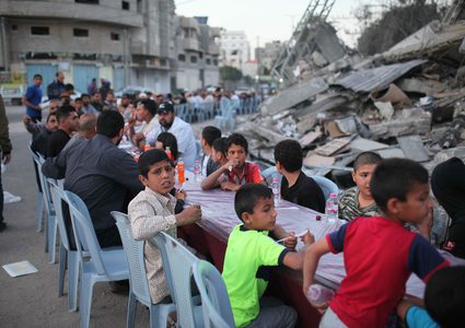 أسر فلسطينية تفطر بجوار منازلهم المدمرة نتيجة التصعيد الاخير على غزة خلال شهر رمضان المبارك ،في 18 مايو 2019.