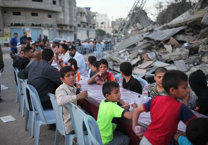 أسر فلسطينية تفطر بجوار منازلهم المدمرة نتيجة التصعيد الاخير على غزة خلال شهر رمضان المبارك ،في 18 مايو 2019.