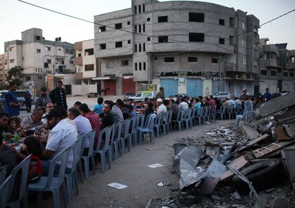 عائلات غزية تفطر  على أنقاض منازلهم المدمرة