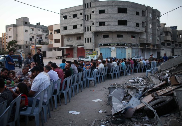 أسر فلسطينية تفطر بجوار منازلهم المدمرة نتيجة التصعيد الاخير على غزة خلال شهر رمضان المبارك ،في 18 مايو 2019.