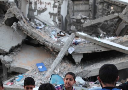 عائلات غزية تفطر  على أنقاض منازلهم المدمرة