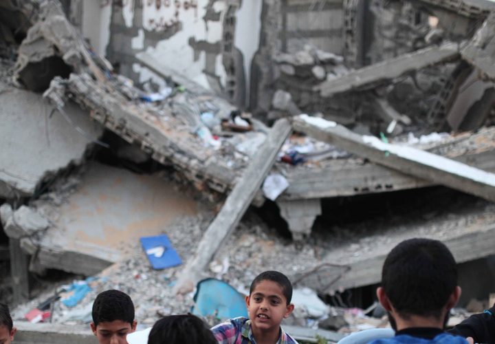 أسر فلسطينية تفطر بجوار منازلهم المدمرة نتيجة التصعيد الاخير على غزة خلال شهر رمضان المبارك ،في 18 مايو 2019.